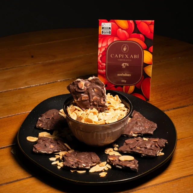 Lascas de chocolate ao leite com amêndoas 100g Capixabí3 Lascas de chocolate ao leite com amêndoas 100g Capixabí – cremosidade e crocância - Imagem 3