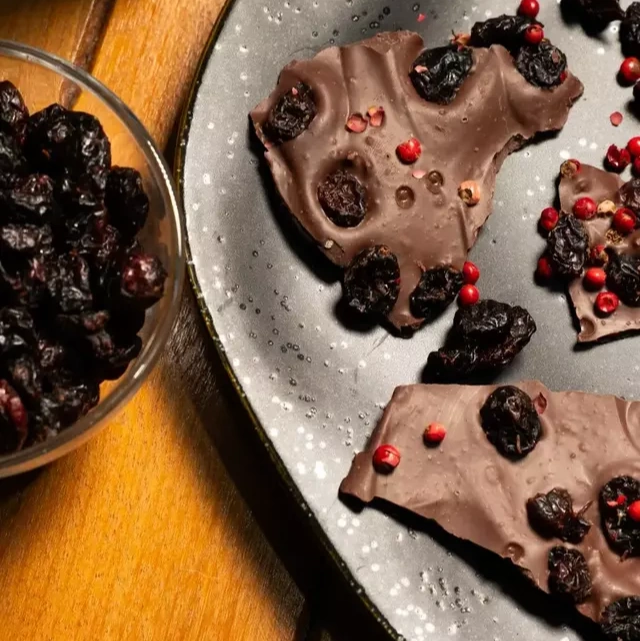 Lascas de chocolate ao leite com pimenta rosa e cranberry2 Lascas de chocolate ao leite com pimenta rosa e cranberry 100g Capixabí – doce, frutado e levemente picante - Imagem 3