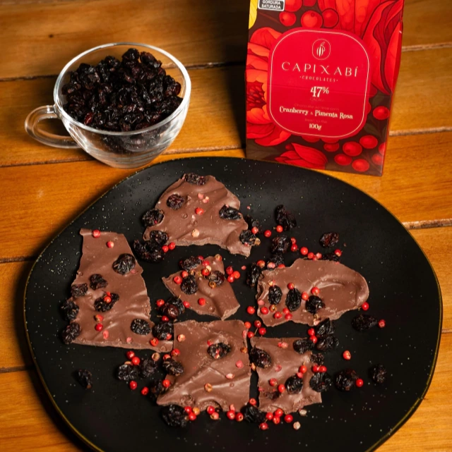 Lascas de chocolate ao leite com pimenta rosa e cranberry3 Lascas de chocolate ao leite com pimenta rosa e cranberry 100g Capixabí – doce, frutado e levemente picante - Imagem 2